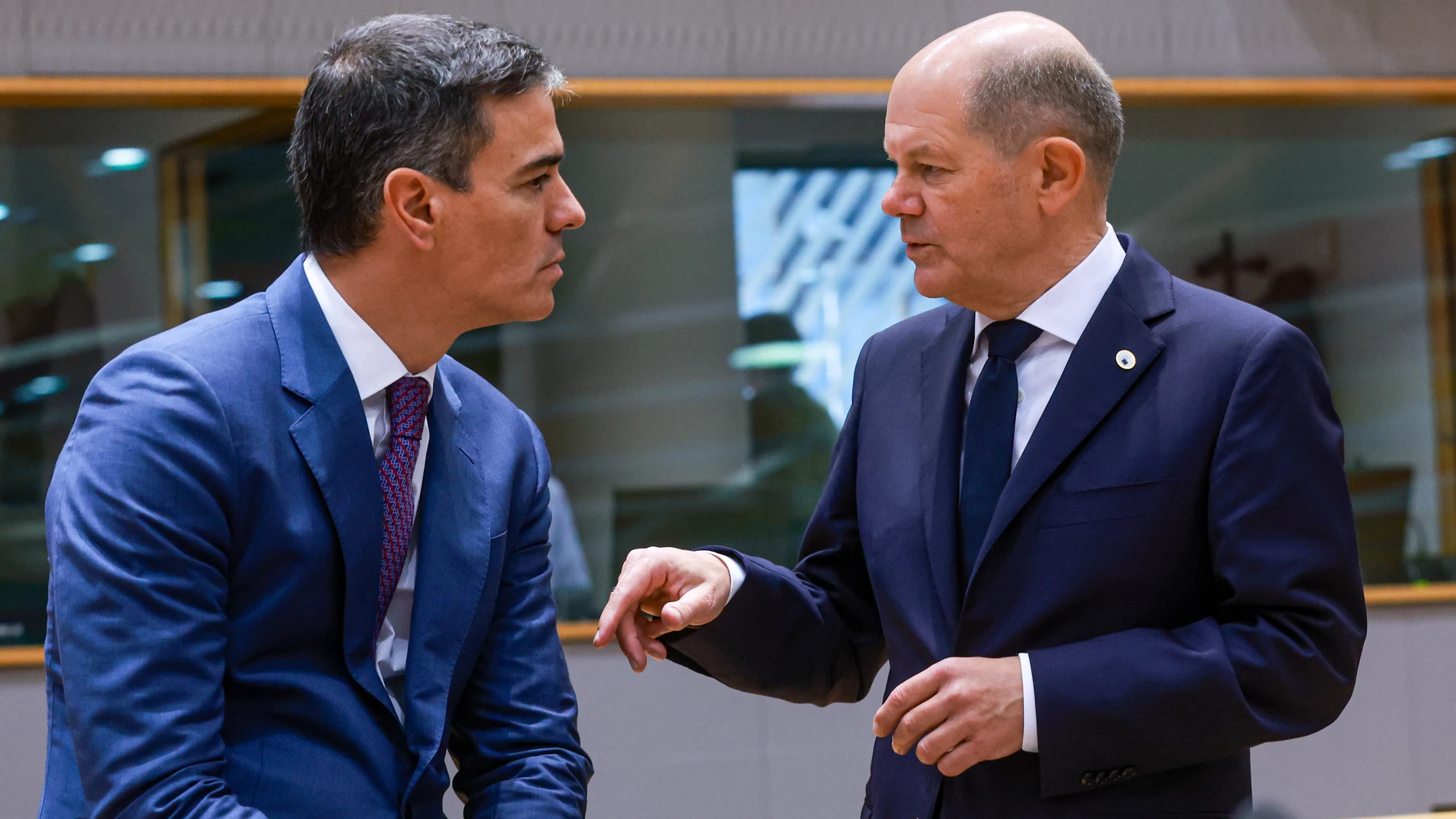 Brussels (Belgium), 17/10/2024.- Spain's Prime Minister Pedro Sanchez (L) and German Chancellor Olaf Scholz (R) speak during the European Council summit in Brussels, Belgium, 17 October 2024. EU leaders are meeting in Brussels to discuss Ukraine, the Middle East, competitiveness, migration and foreign affairs. (Bélgica, España, Ucrania, Bruselas) EFE/EPA/OLIVIER HOSLET