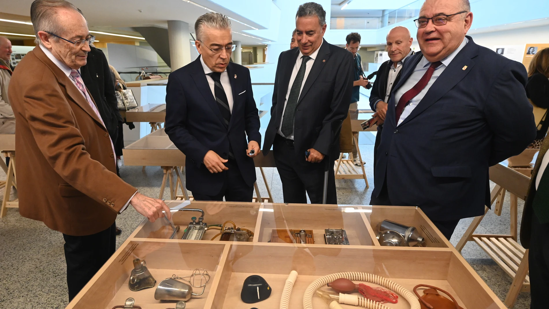 Alejandro Vázquez visita la exposición en Burgos