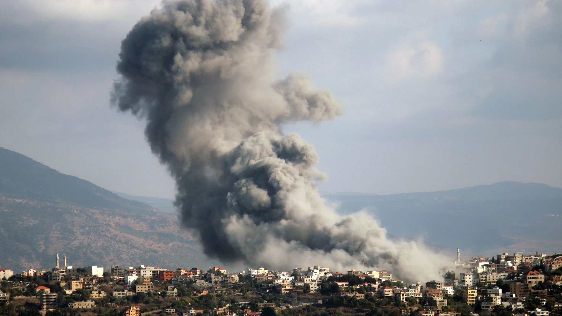 Maarjaayoun (Lebanon), 17/10/2024.- Smoke rises following Israeli airstrikes on the southern Lebanese town of Khiam, along the Lebanese-Israeli border, taken from Maarjaayoun, Lebanon, 17 October 2024. According to the Lebanese Ministry of Health, more than 2,300 people have been killed and over 11,000 have been injured in Lebanon since the start of hostilities. (Líbano) EFE/EPA/STR
