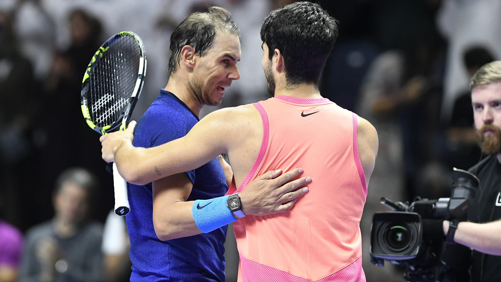 Riyadh (Saudi Arabia), 17/10/2024.- Rafael Nadal of Spain shares a moment with Carlos Alcaraz of Spain after their at the Six Kings Slam exhibition tennis tournament in Riyadh, Saudi Arabia, 17 October 2024. (Tenis, Arabia Saudita, España) EFE/EPA/STR