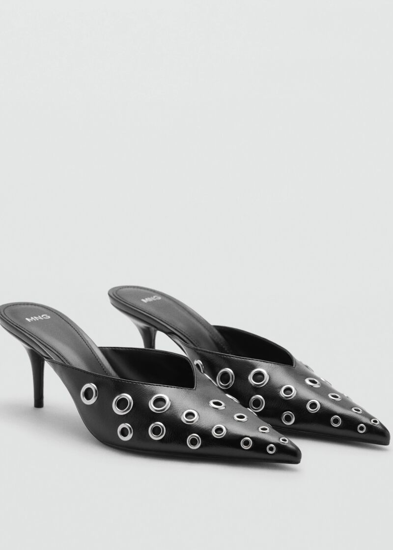 Zapatos de tacón sensato con tachuelas.