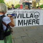 Concentración de la plataforma ciudadana SevillaSeMuere en demanda de una moratoria en la concesión de licencias de viviendas de uso turístico