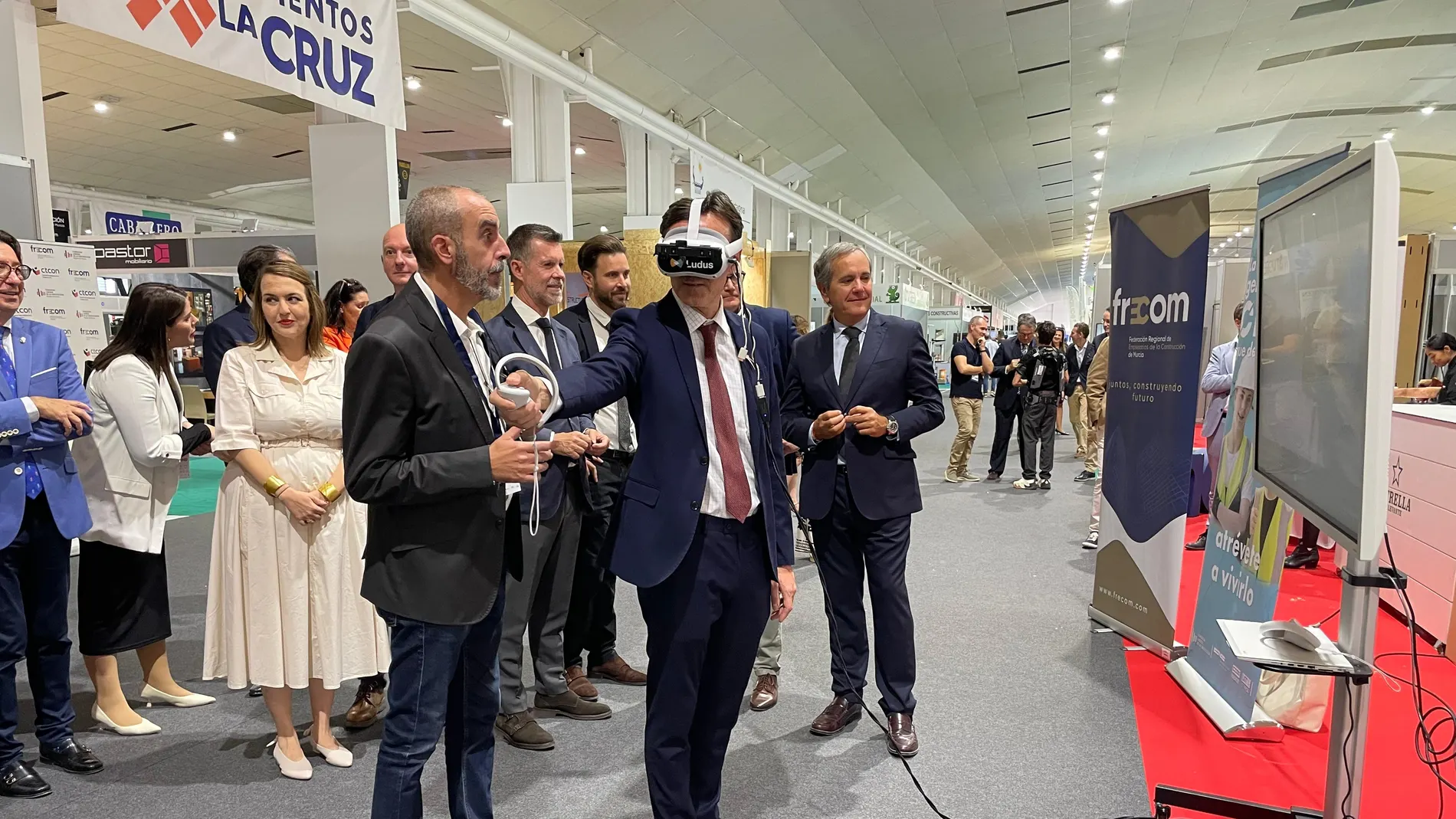 Imagen del consejero de Fomento, Jorge García Montoro, probando las gafas de realidad virtual una herramienta formativa muy novedosa en formación en materia preventiva