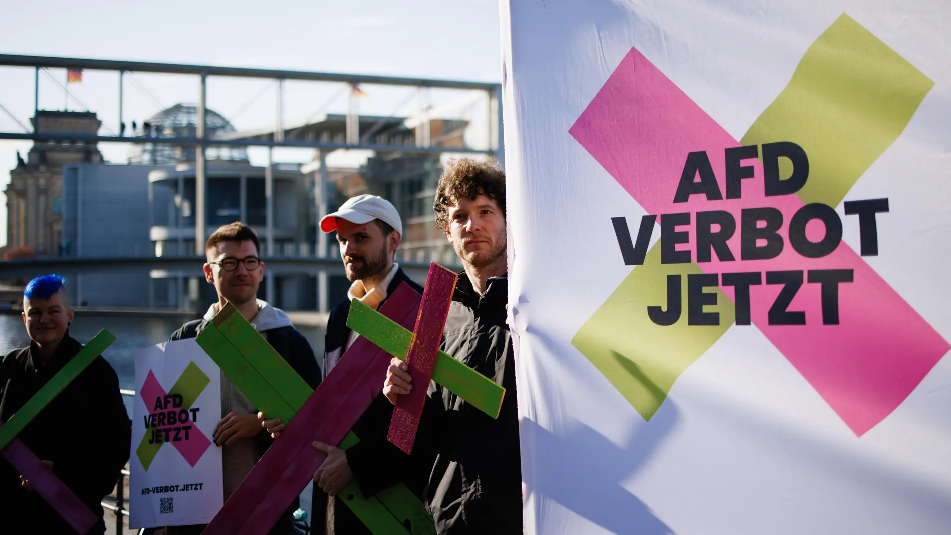 Berlin (Germany), 17/10/2024.- Participants hold placards that read 'AfD Ban Now' near the Reichstag building, the seat of the German parliament 'Bundestag', in Berlin, Germany, 17 October 2024. Participants of a rally of the campaign 'AfD Ban Now' staged a protest on the occasion of an initiative announced by members of the German parliament 'Bundestag' to examine a ban on the far-right Alternative for Germany party (AfD). (Protestas, Alemania) EFE/EPA/CLEMENS BILAN
