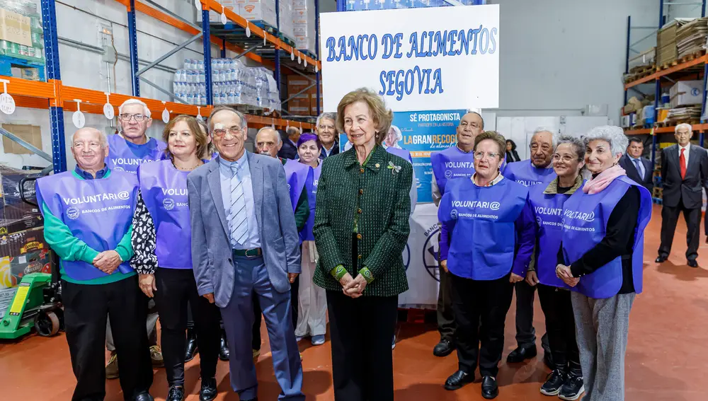 La Reina Sofía junto al presidente del Banco de Alimentos de Segovia y los voluntarios