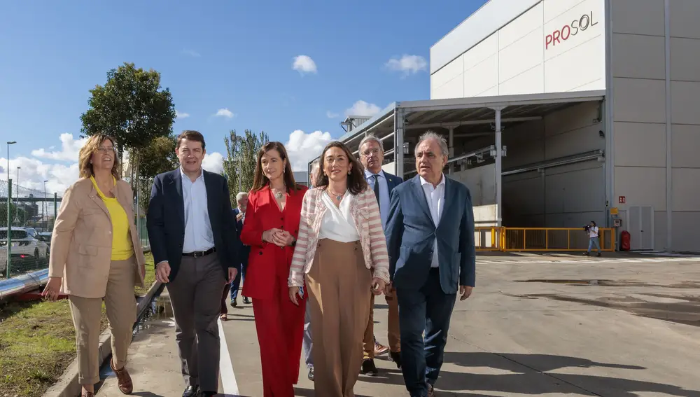 El presidente Fernández Mañueco durante su visita a Prosol junto a Rocío Hervella, la consejera María González Corral, y la presidenta de la Diputación de Palencia, Ángeles Armisén, entre otras autoridades