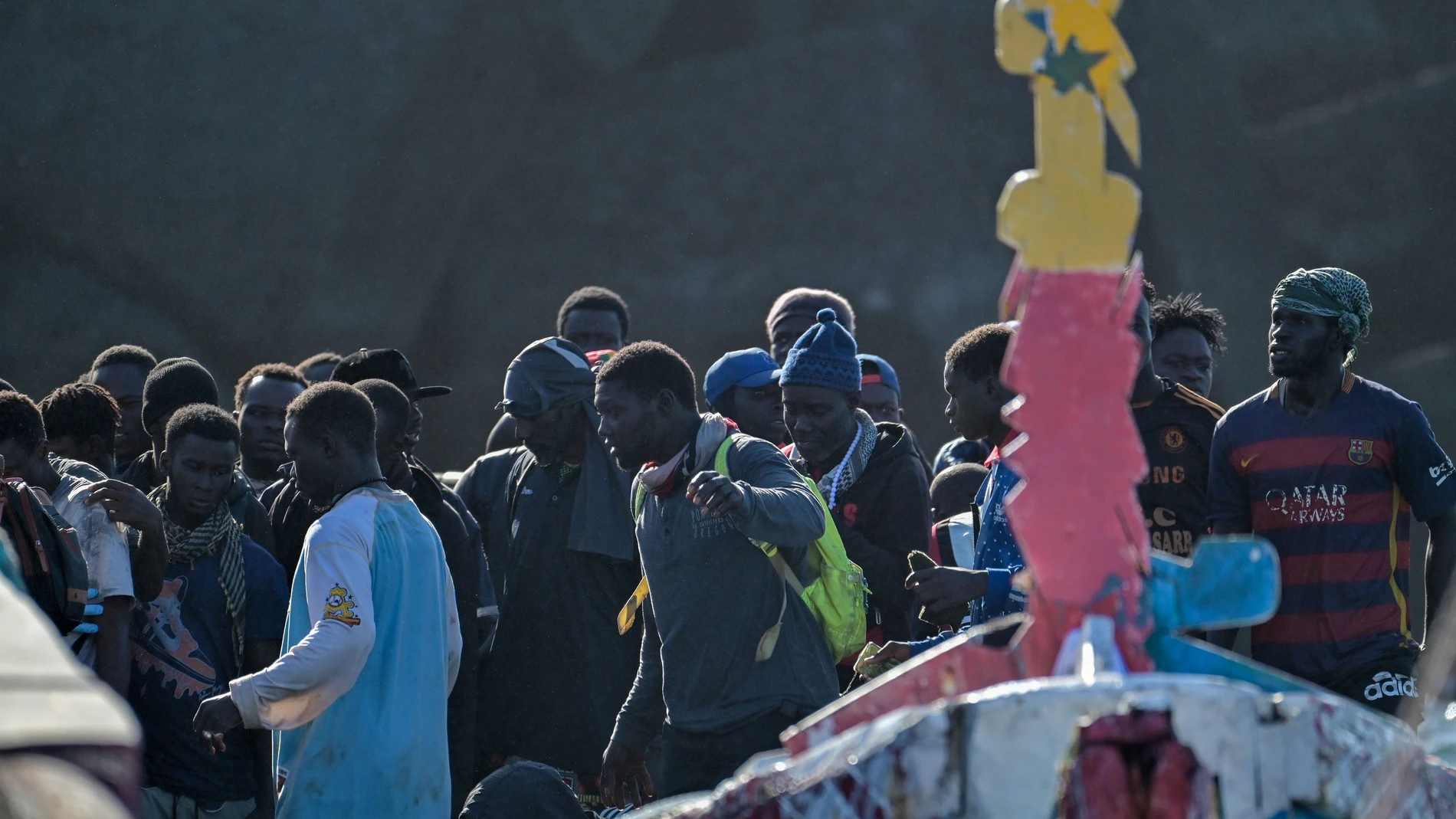 GRAFCAN5672. LA RESTINGA (EL HIERRO), 17/10/2024.- Salvamento Marítimo ha trasladado este jueves al muelle de La Restinga, en El Hierro, un cayuco rescatado en aguas cercanas a la isla con 183 personas a bordo, entre ellas 8 menores y 9 mujeres, la sexta embarcación del día que llega a Canarias, con lo que son 477 los migrantes desembarcados este jueves. En el último caso fue la Guardamar Talía la encargada de llevar a cabo el rescate tras localizar la embarcación a seis millas al sur de La R...