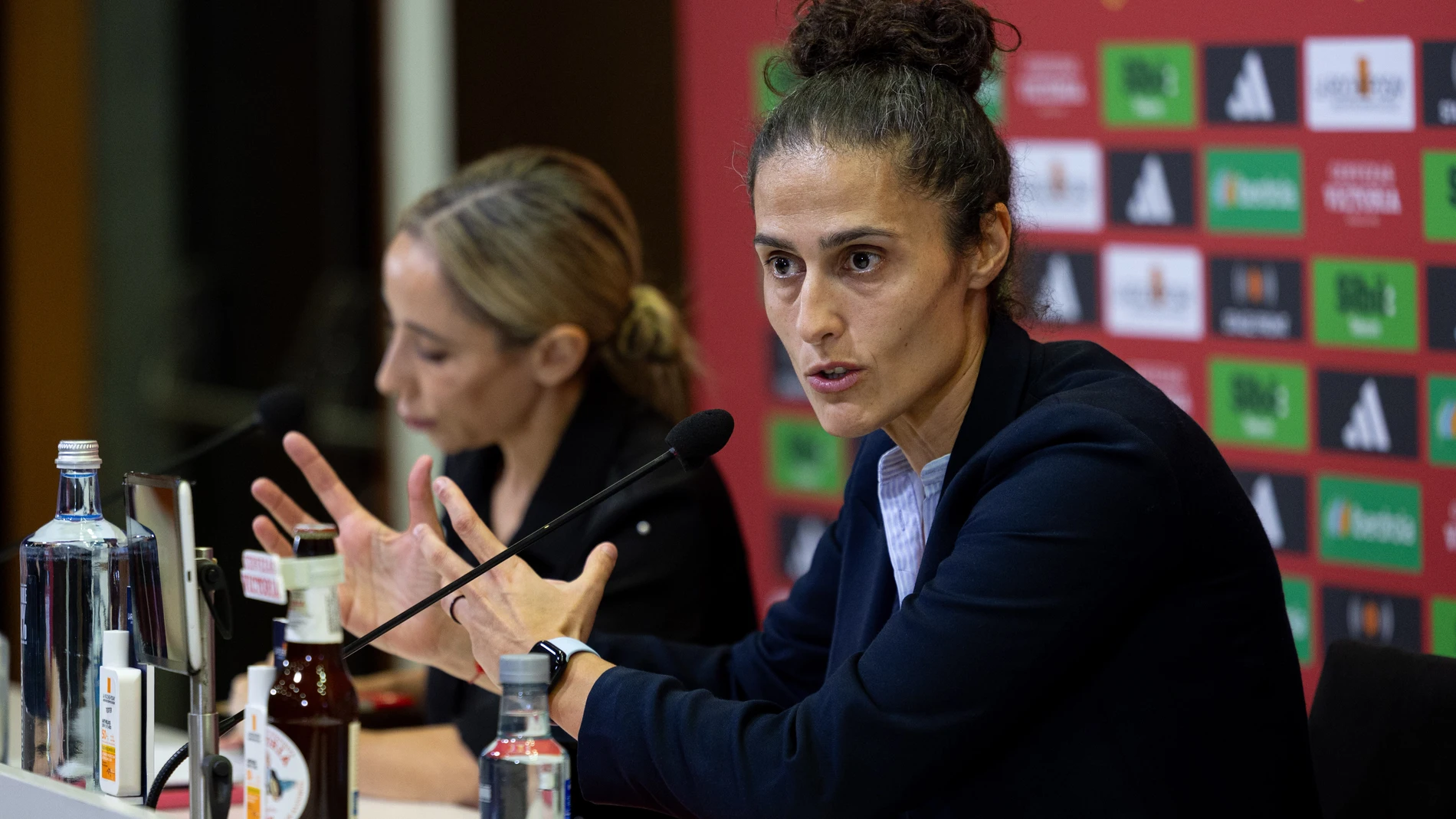 LAS ROZAS (MADRID), 17/10/2024.- La seleccionadora española de fúbol, Montse Tomé, anuncia la lista de jugadoras convocadas para los partidos amistosos que España jugará contra Canadá e Italia los próximos días 25 y 29 de octubre, este jueves en la Ciudad del Fútbol de Las Rozas (Madrid). EFE/Daniel González