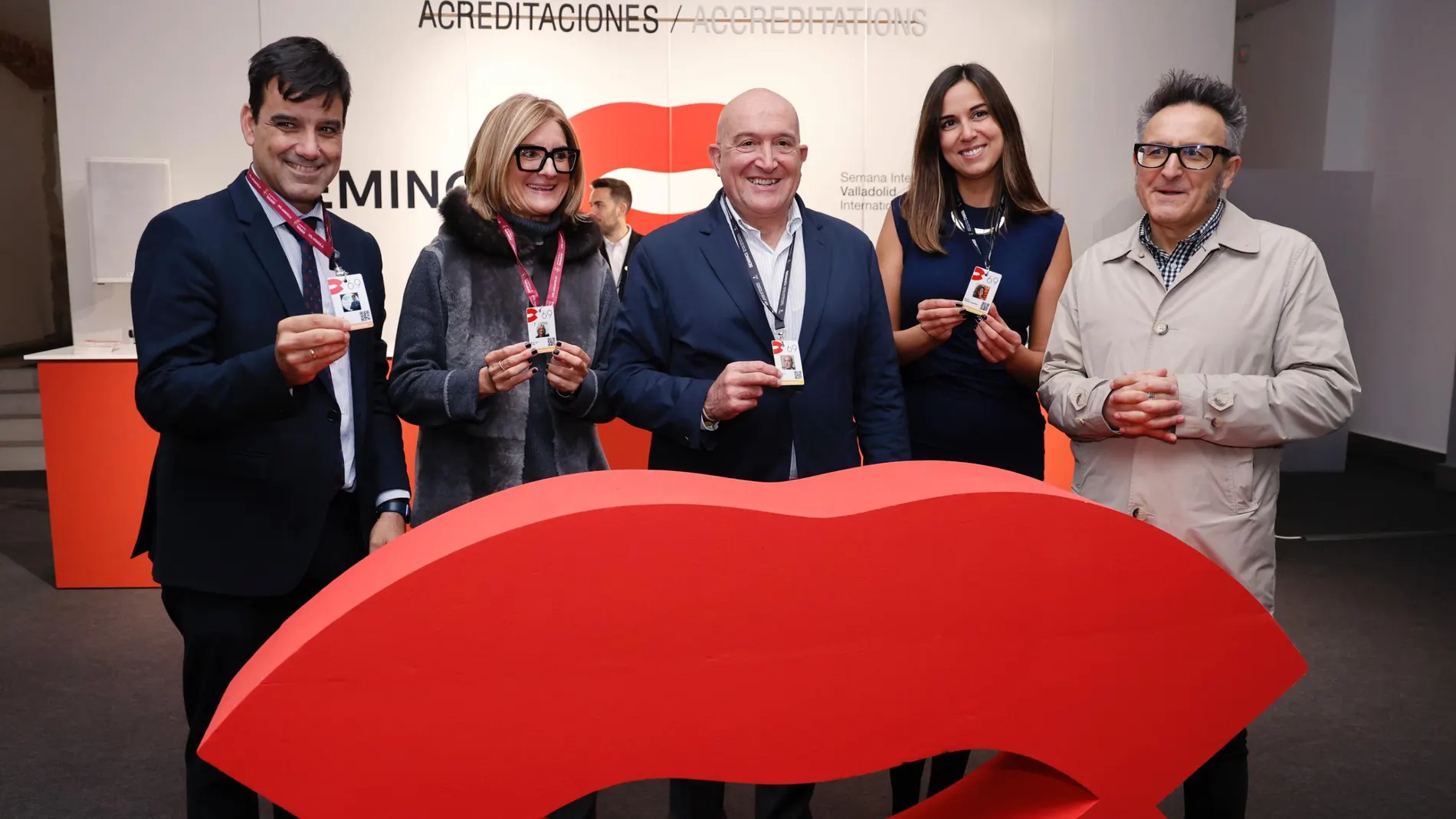 Manuel Rubio, María José Rivera, Jesús Julio Carnero, Blanca Jiménez y José Luis Cienfuegos, recogen la acreditación