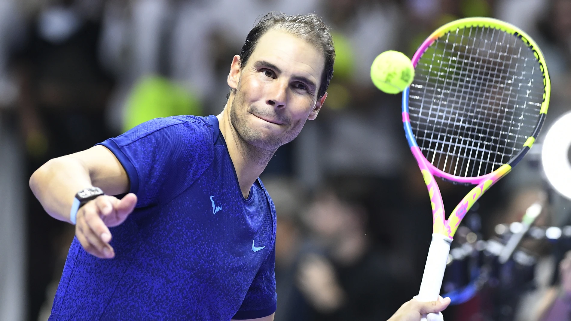 Riyadh (Saudi Arabia), 17/10/2024.- Rafael Nadal of Spain throws signed tennis balls to attendees after his match at the Six Kings Slam exhibition tennis tournament in Riyadh, Saudi Arabia, 17 October 2024. (Tenis, Arabia Saudita, España) EFE/EPA/STR