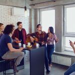 Jóvenes reunidos en un apartamento