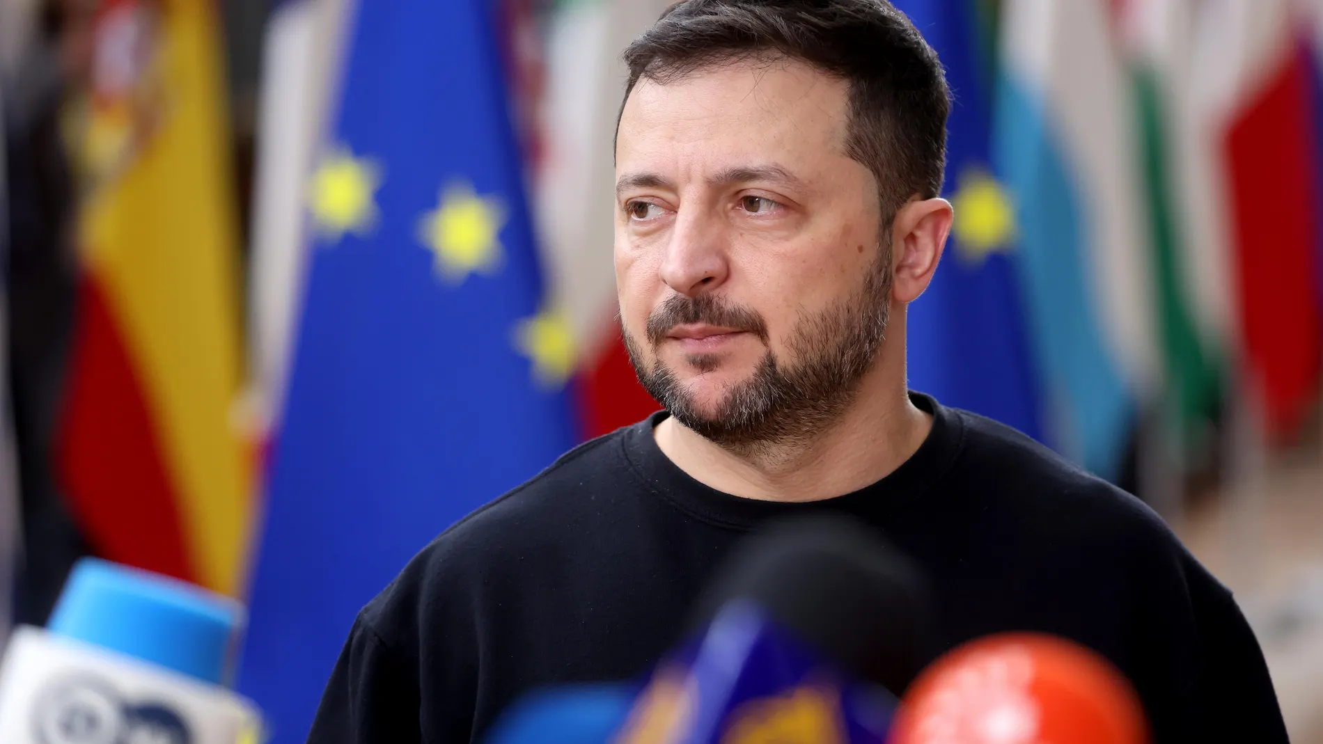 Brussels (Belgium), 17/10/2024.- President of Ukraine Volodymyr Zelenskyy faces the media as he arrives for the European Council summit in Brussels, Belgium, 17 October 2024. EU leaders are meeting in Brussels to discuss Ukraine, the Middle East, competitiveness, migration and foreign affairs. (Zelenski, Bélgica, Ucrania, Bruselas) EFE/EPA/CHRISTOPHER NEUNDORF