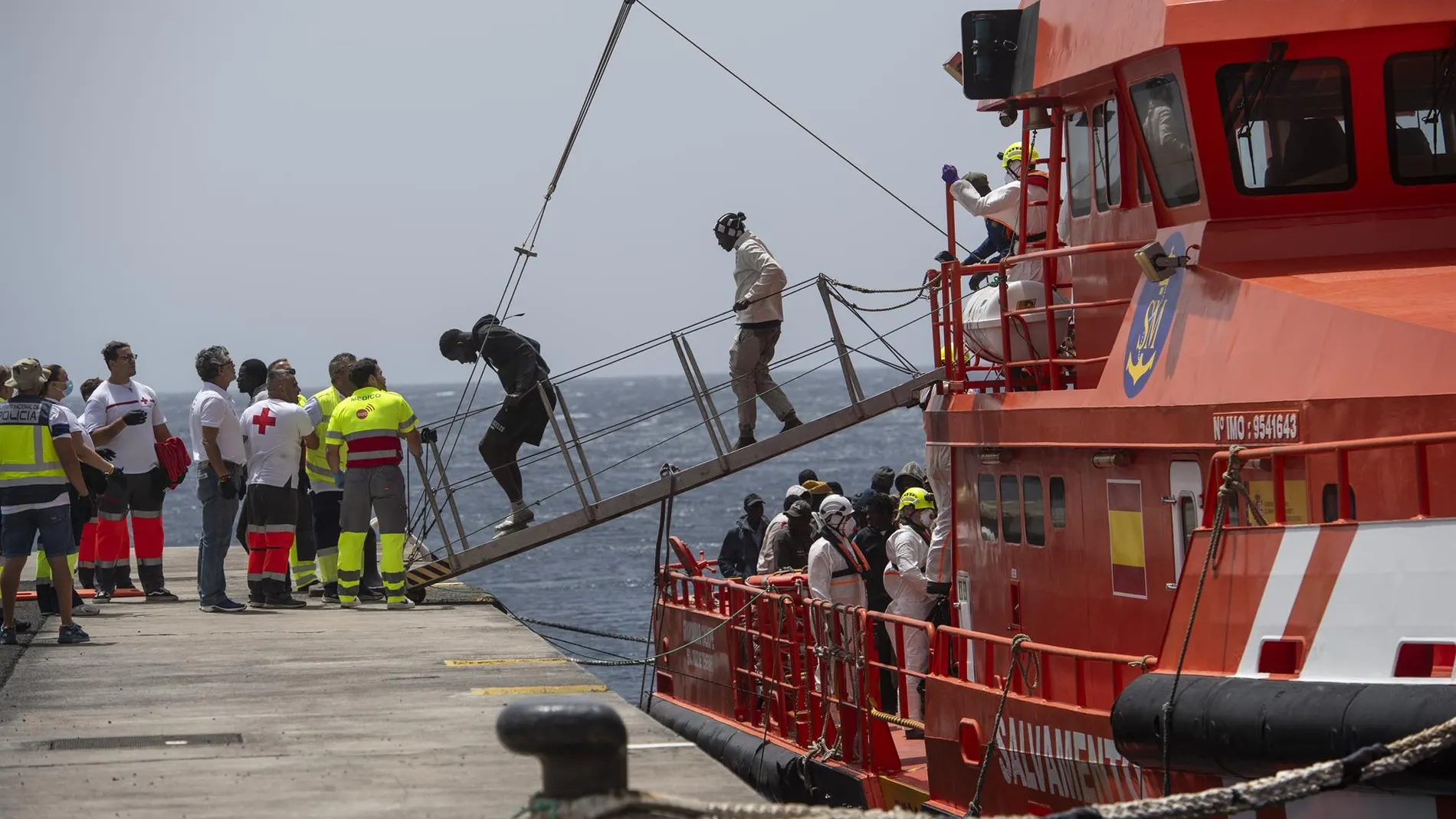 Interceptan un cayuco con 174 migrantes en aguas de El Hierro