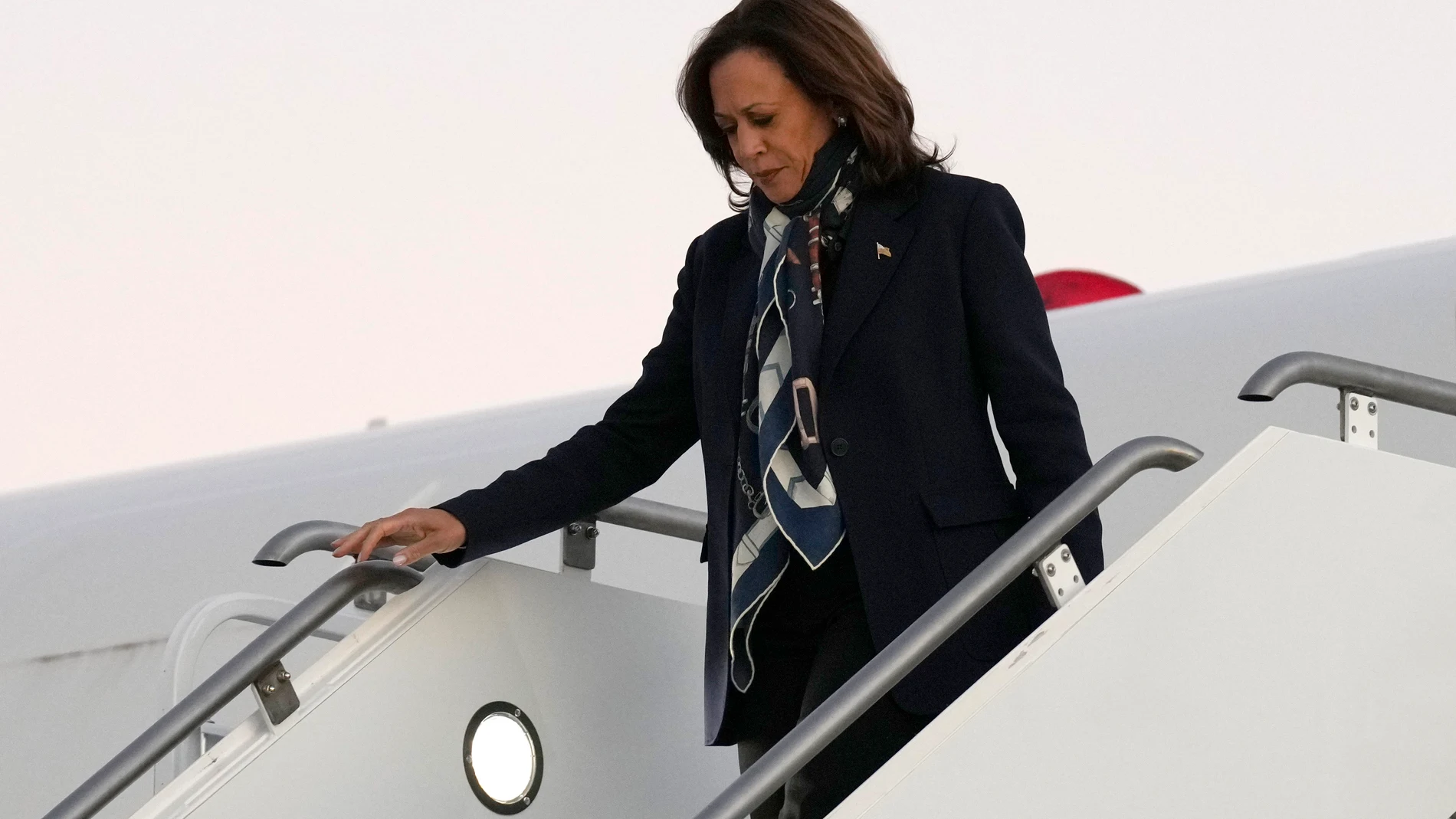 Democratic presidential nominee Vice President Kamala Harris arrives to Green Bay Austin Straubel International Airport in Green Bay, Wis., Thursday, Oct. 17, 2024, for a campaign rally. (AP Photo/Jacquelyn Martin, Pool)