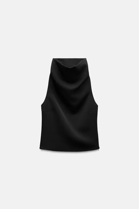 Top negro de cuello alto, de Zara (29,95 euros)