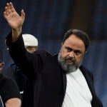 Evangelos Marinakis saluda a la grada