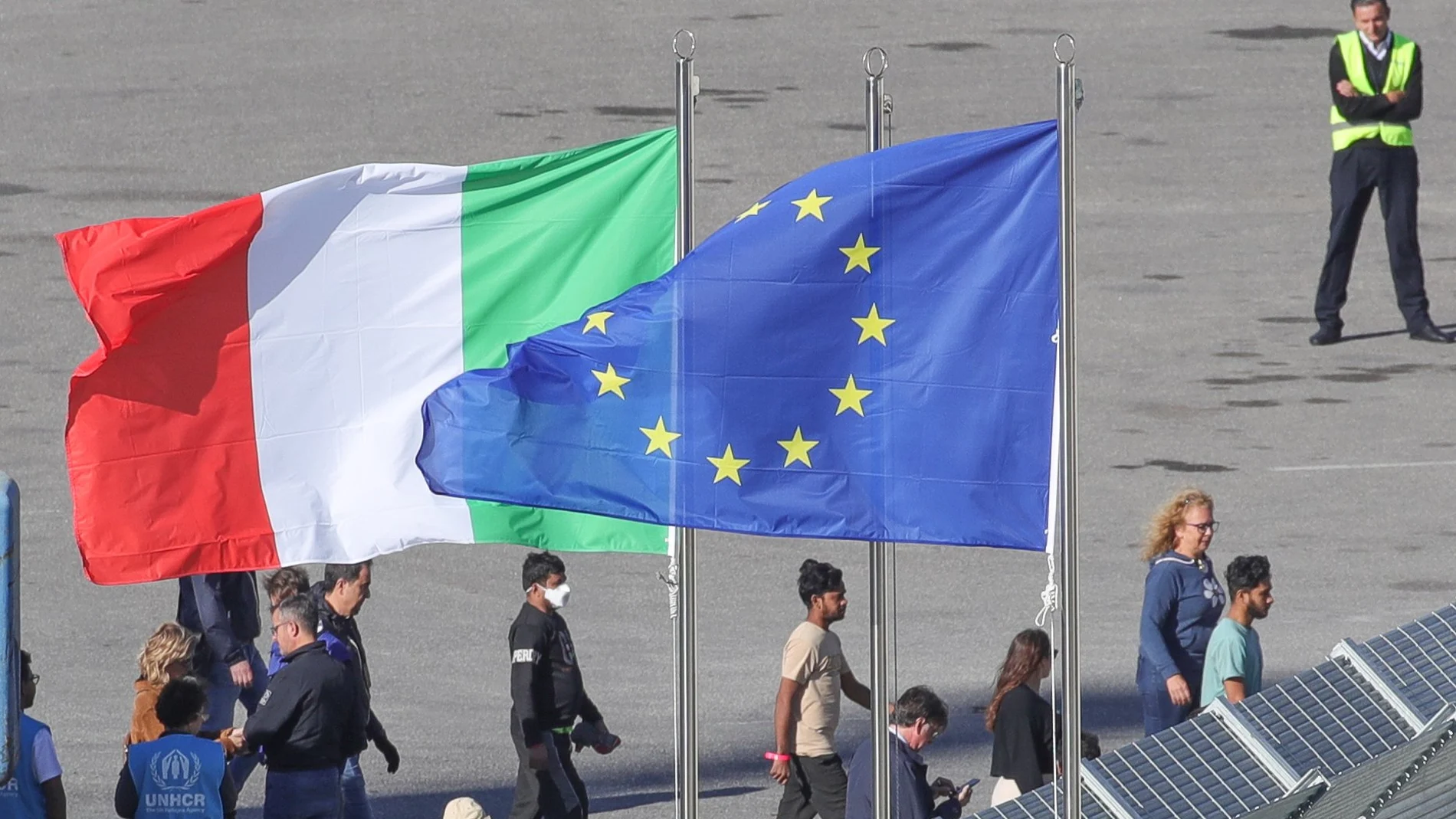 Inmigrantes ilegales trasladados a Albania, que ahora deben volver a Italia