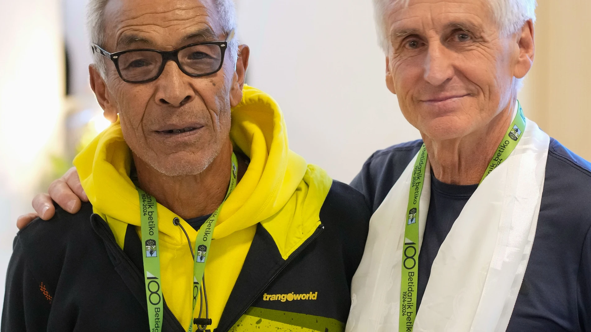 GASTEIZ, 18/10/2024.- El primer alpinista vasco que coronó el Everest, Martín Zabaleta (d), y el sherpa Pasang Temba (i) que le acompañó se han reencontrado este viernes en Vitoria con motivo de la gala anual de la Federación Vasca de Montaña, que celebra su centenario. Estos dos iconos del alpinismo han vuelto a verse 44 después de protagonizar la primera ascensión al Everest de un montañero vasco, el 14 de mayo de 1980. EFE/ ADRIAN RUIZ HIERRO
