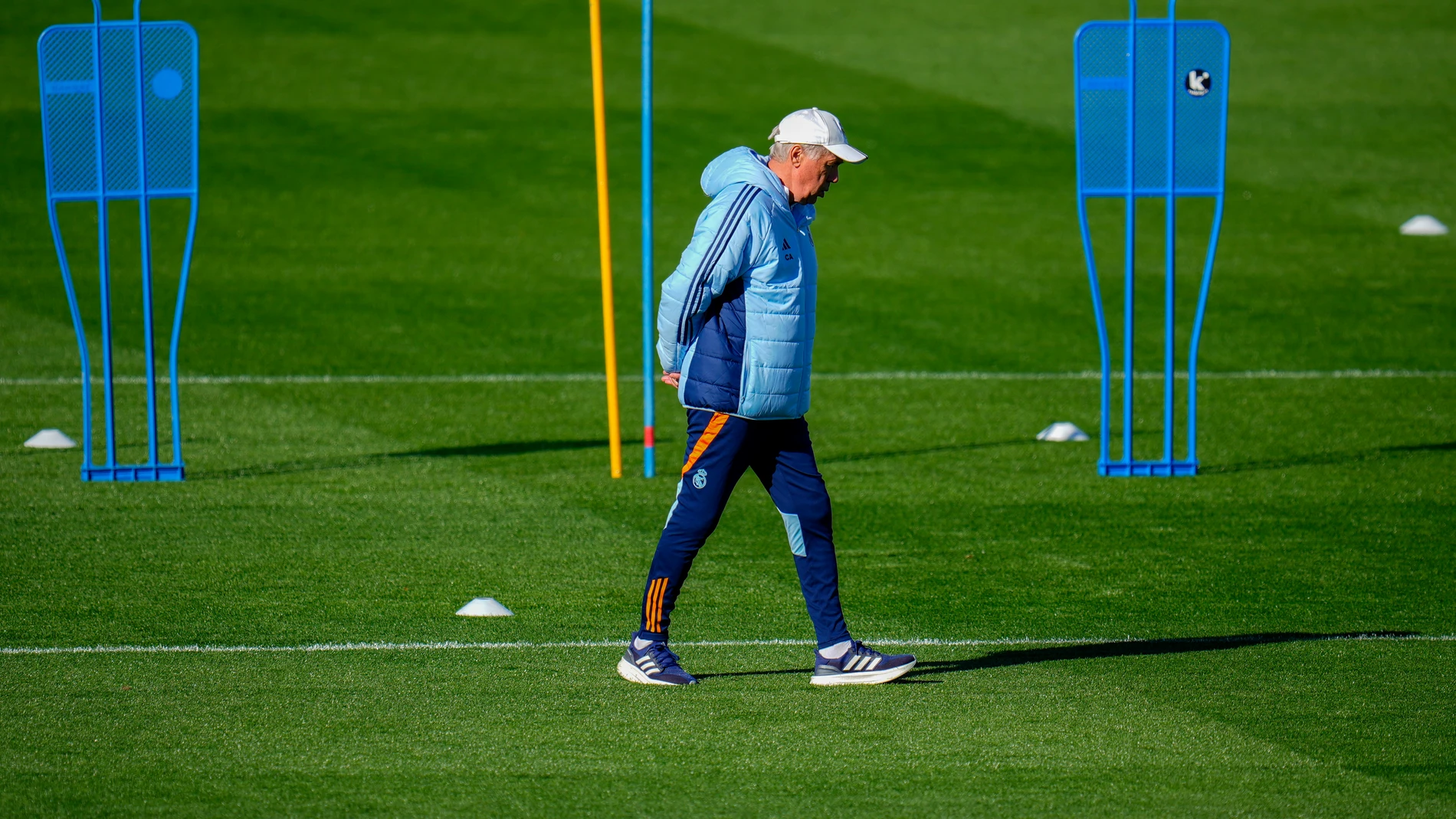Real Madrid's head coach Carlo Ancelotti attends a training session at Real Madrid's Valdebebas training ground in Madrid, Spain, Friday, Oct. 18, 2024. (AP Photo/Manu Fernandez)