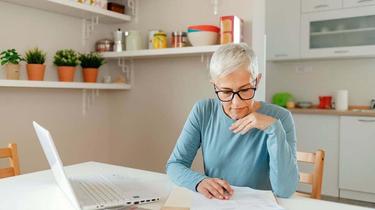 Un jubilado muestra su preocupación cuando es preguntado por las pensiones: "Esto va a la deriva"