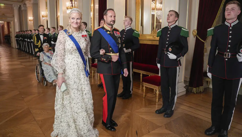 Crown Princess Mette-Marit and Crown Prince Haakon arrive at the gala dinner held at the Royal Palace in Oslo, Norway, 15 October 2024, in honor of Finnish President Alexander Stubb and his spouse, Suzanne Innes-Stubb, hosted by King Harald V of Norway and Queen Sonja of Norway.