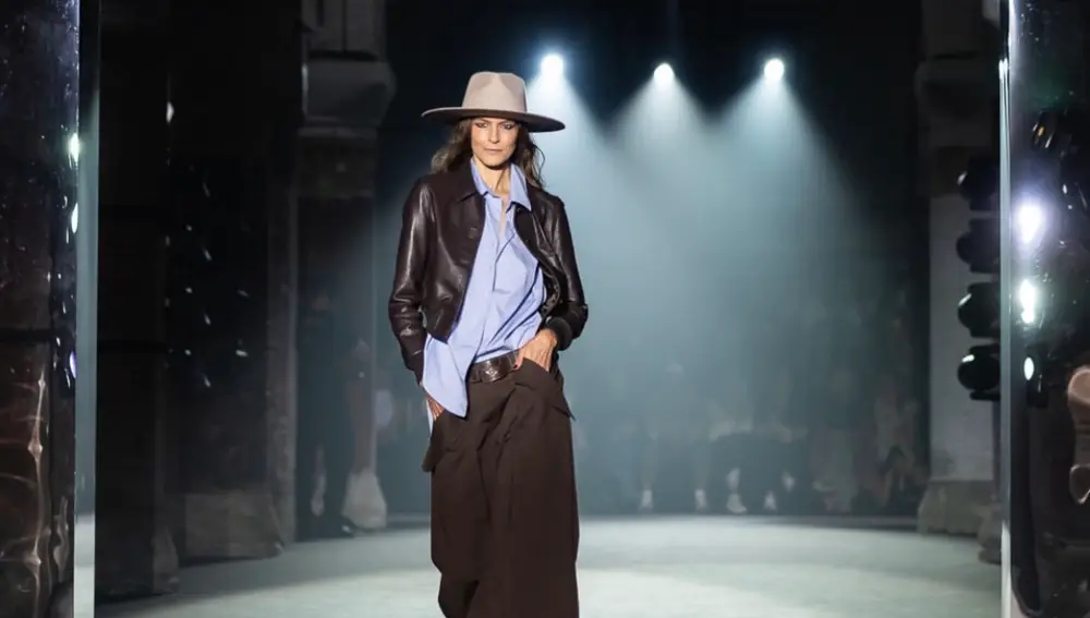 Sombrero de ala ancha en el desfile de Nathalie Chandler.