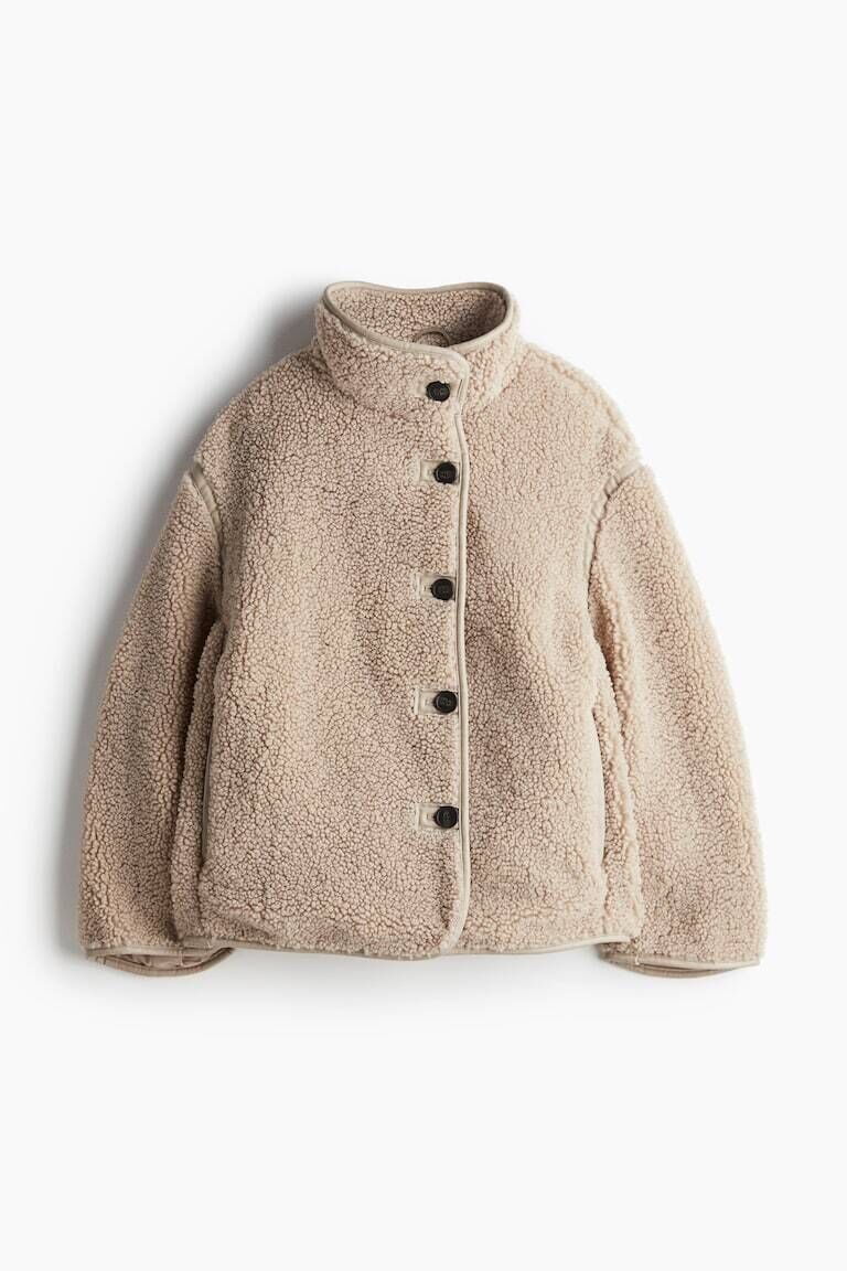Abrigo peluche con cuello subido.