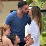 Rudy Fernández y su mujer Helen Lindes con su familia