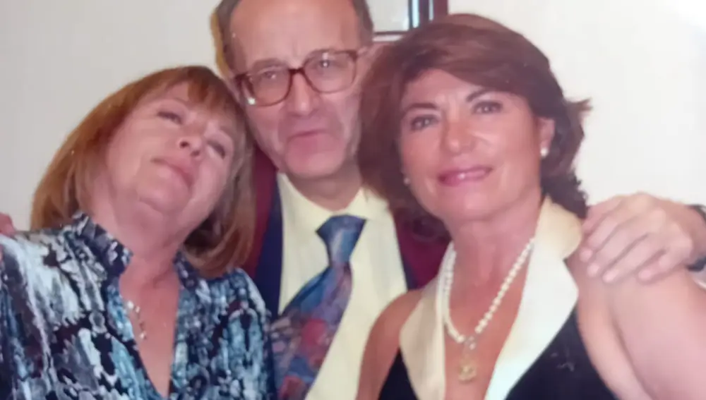 Mari Trini con su hermana Miriam y un cura amigo de la familia