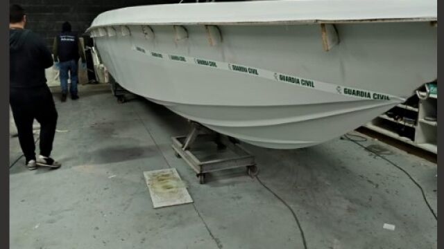 Una de las embarcaciones en proceso de fabricación