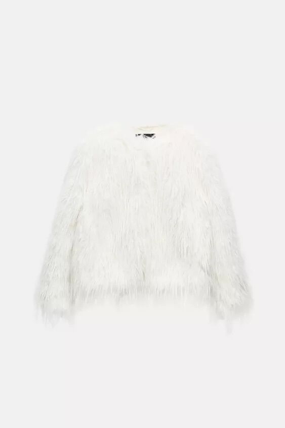 Abrigo peluche blanco con hilos metalizados.