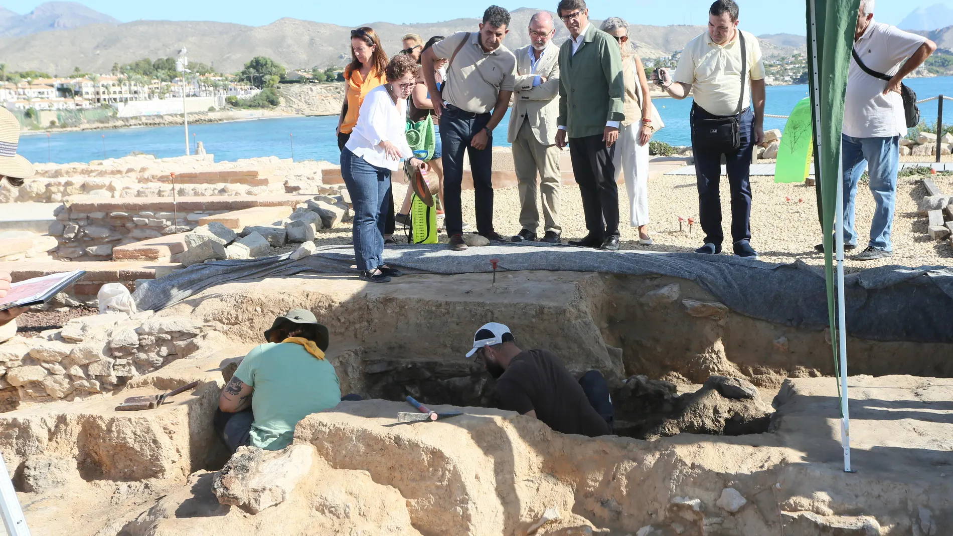 El director del Marq, Manuel Olcina, y el diputado de Cultura, Juan de Dios Navarro, en una visita al yacimiento la Illeta dels Banyets
