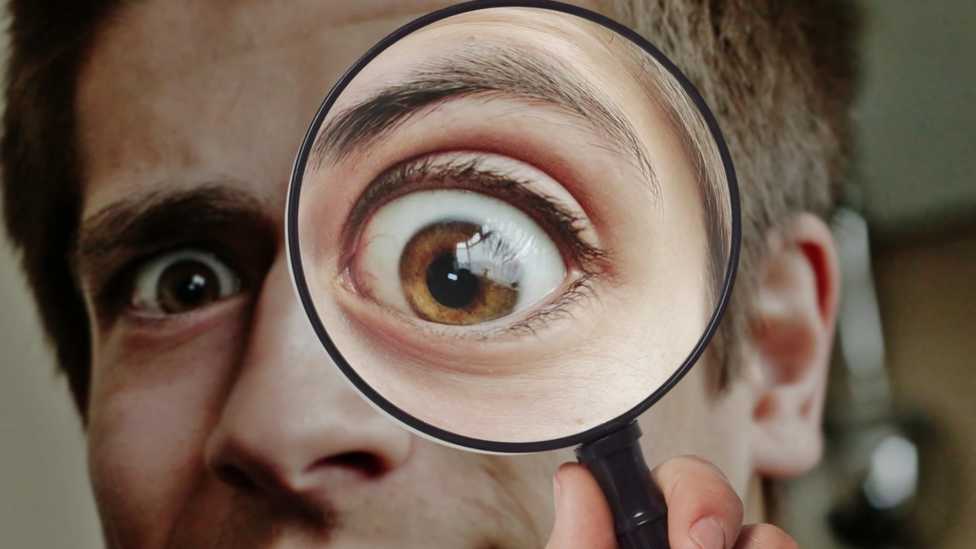Deformarse los ojos