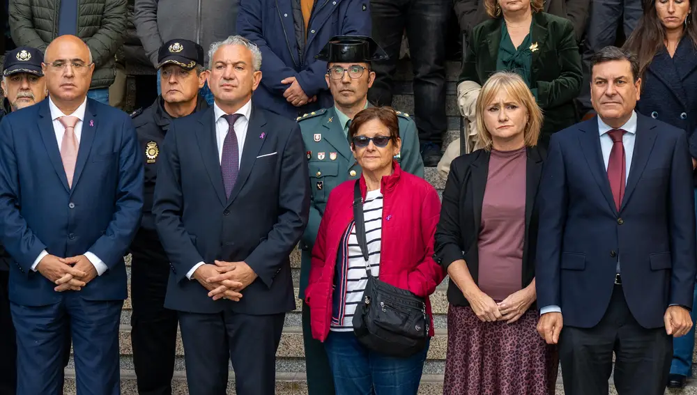 Minuto de silencio a las puertas de la delegación del Gobierno