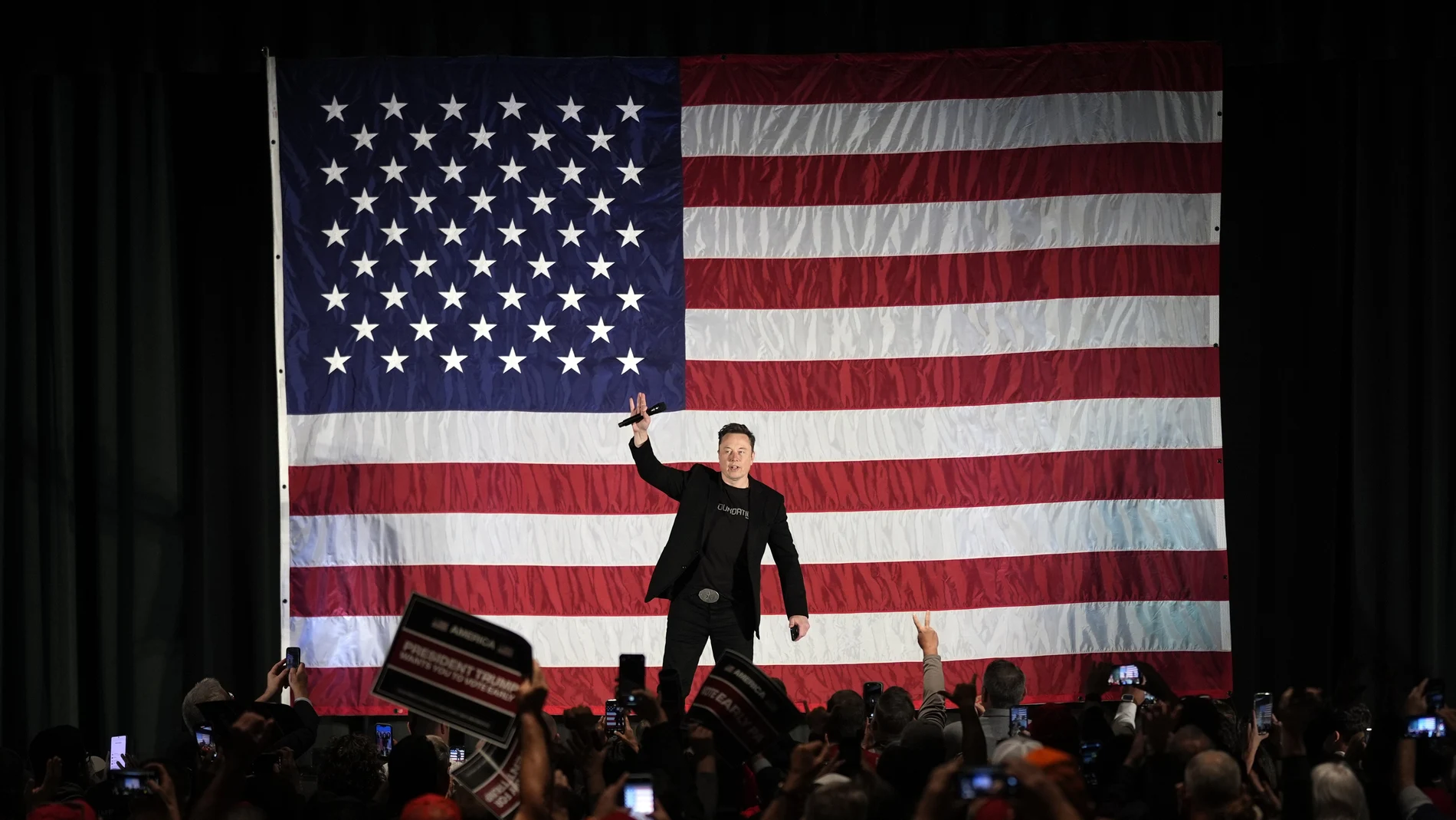 Elon Musk durante un acto de campaña republicano