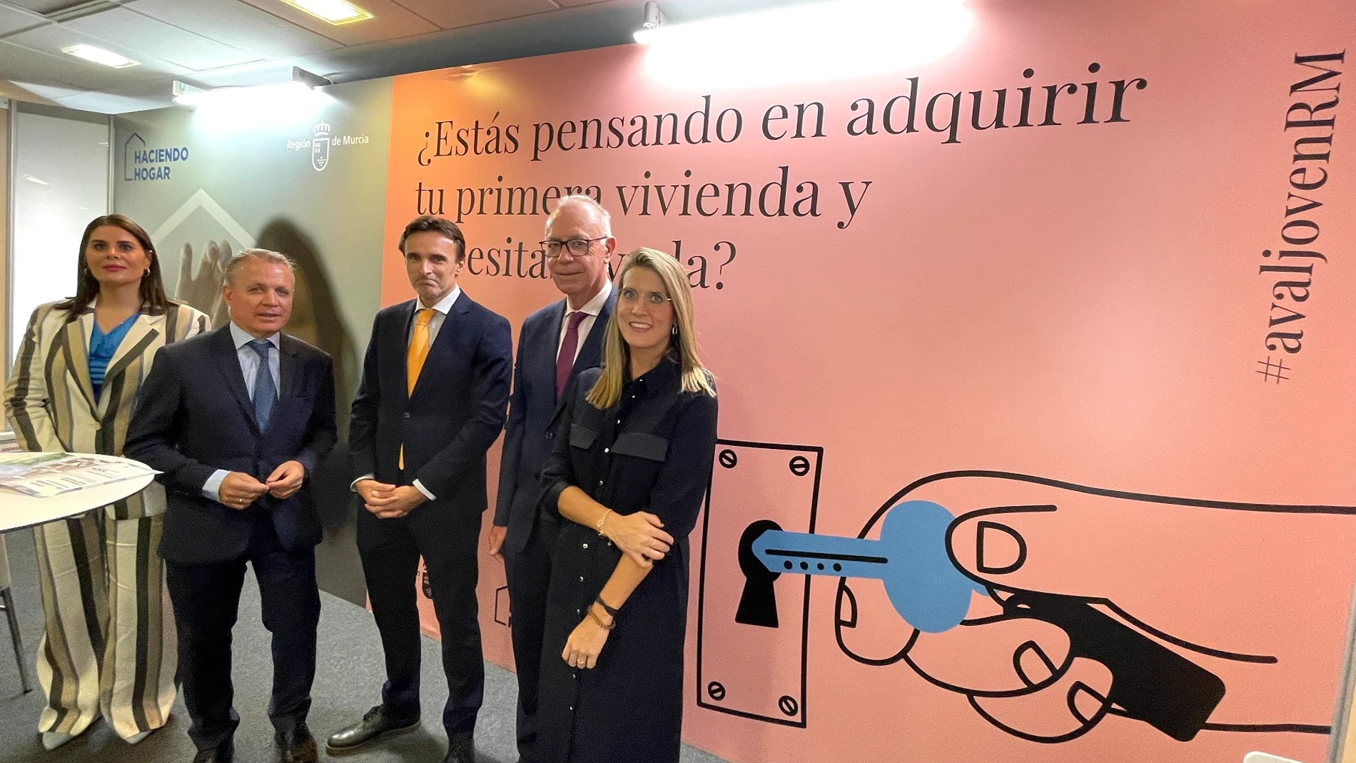 El consejero de Fomento e Infraestructuras, Jorge García Montoro, visita el espacio de la Región de Murcia en la Feria de la Vivienda de la Región de Murcia