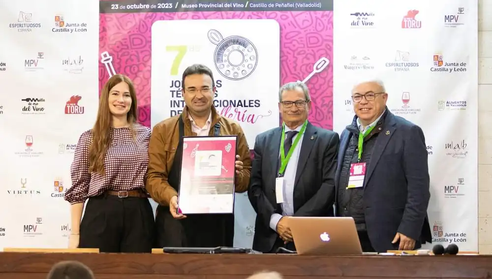 Miguel Ángel Benito junto a Pablo Martín, Roberto Díez, el alcalde de Peñafiel, y la concejal y diputada Yolanda Burgoa, durante el reconocimiento de las jornadas a Peñafiel en la edición del pasado año