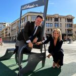 El alcalde de Elche, Pablo Ruz, y la consellera de Innovación, Industria, Comercio y Turismo, Nuria Montes, con el banco fabricado con materiales del calzado