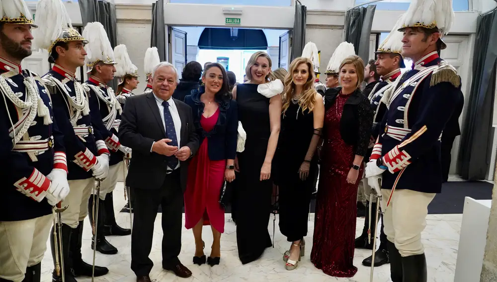 Autoridades de la Junta llegando al evento