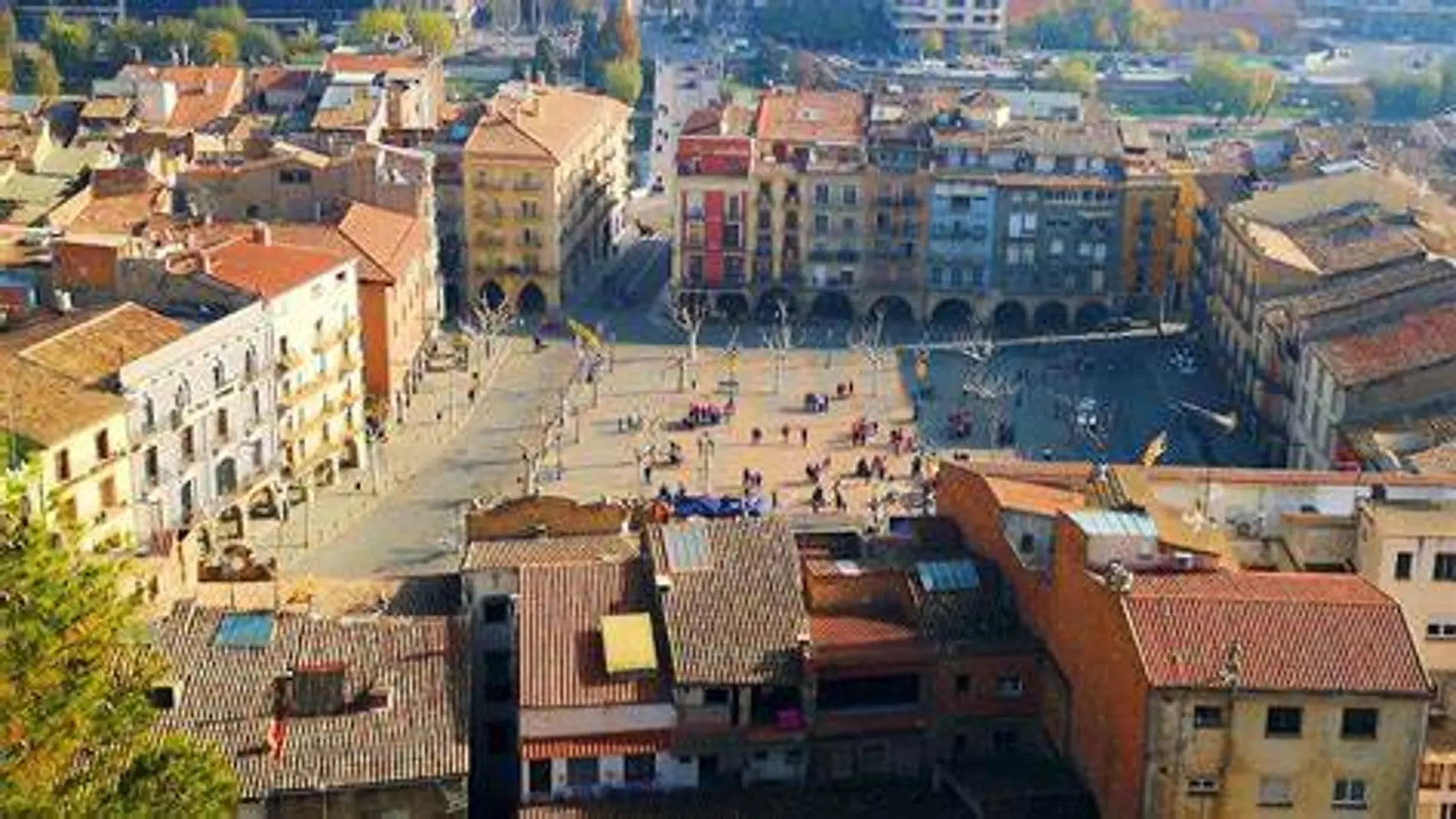 ¿Cuál es la plaza mayor más grande de Cataluña?