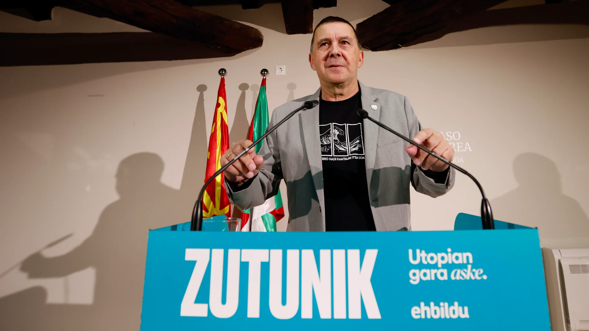 GRAFCAV9753. BERGARA, 18/10/2024.- El coordinador general de EH Bildu, Arnaldo Otegi, ha presentado este viernes en Bergara (Gipuzkoa) la ponencia política elaborada por la dirección de la formación abertzale para su debate en el proceso congresual que culminará en febrero. EFE/Javi Colmenero