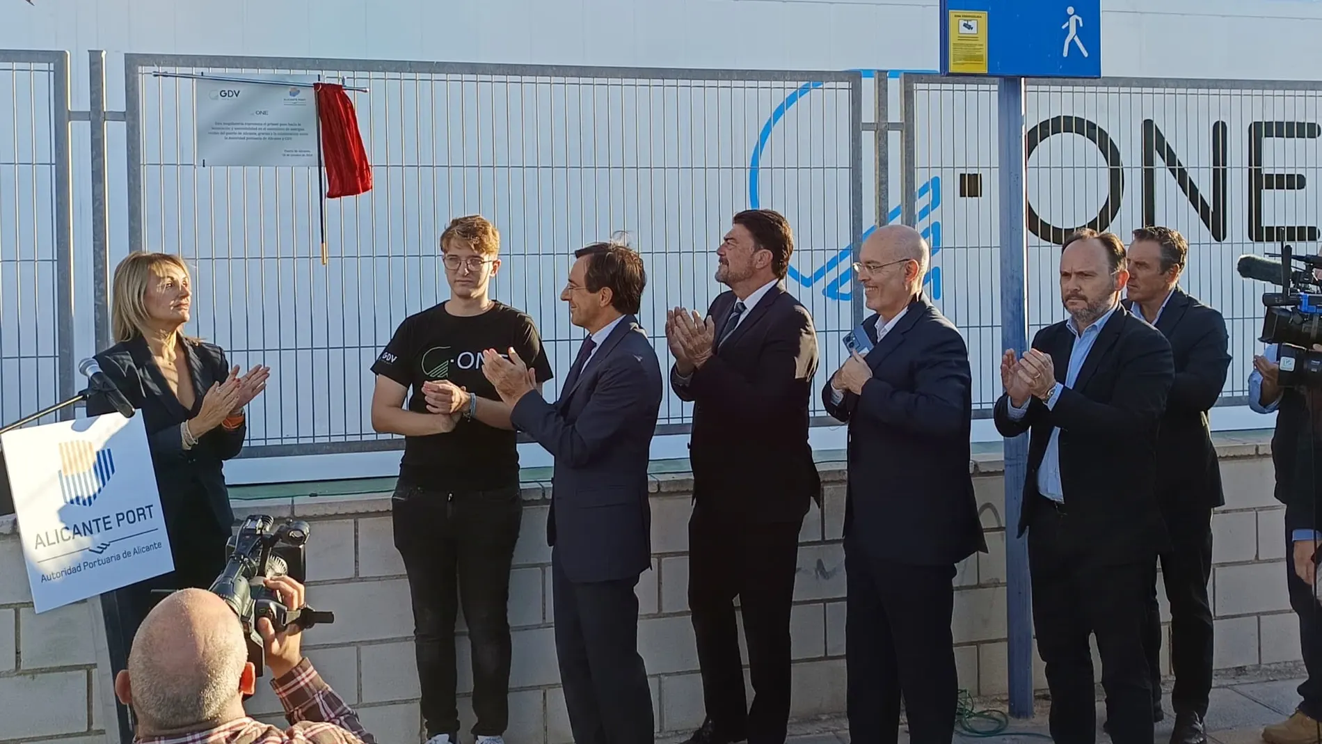 La consellera de Innovación, Industria, Comercio y Turismo, Nuria Montes, el presidente de la Autoridad Portuaria, Luis Rodríguez, y el alcalde de Alicante, Luis Barcala, hoy en la presentación de la gigafactoría