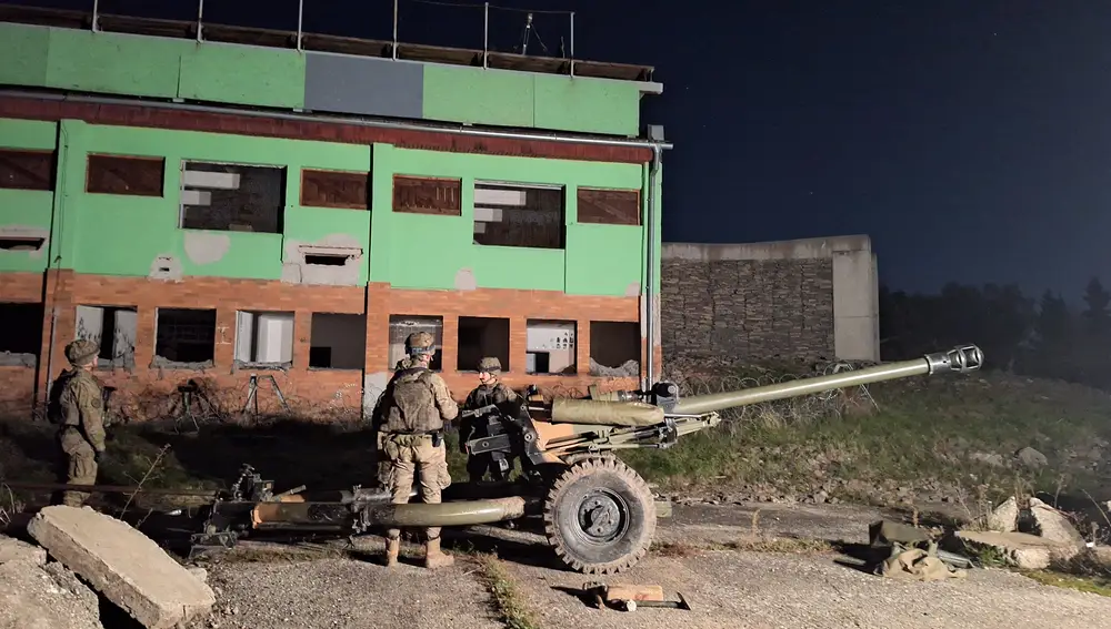 Efectivos españoles despliegan un obús «Light Gun» en Oremland durante una operación nocturna