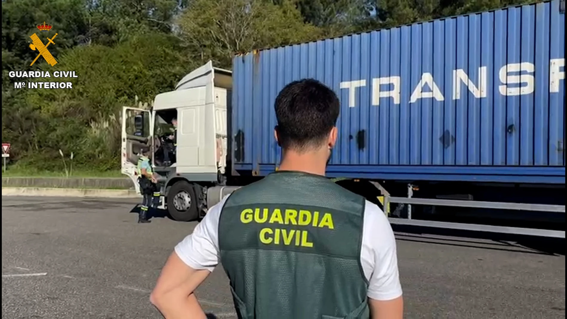 Imagen de archivo de varios agentes de la Guardia Civil inspeccionando un camión