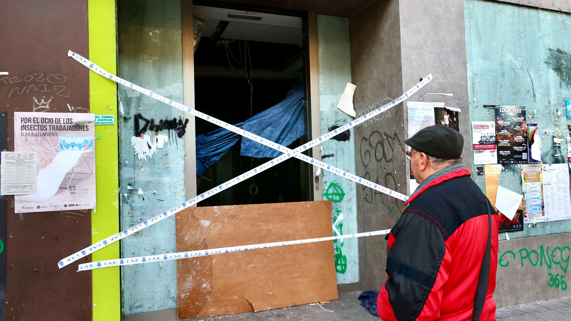 LOGROÑO, 18/10/2024.- Un peatón se detiene enfrente del cajero donde dos personas que dormían en su interior han fallecido esta madrugada a causa de un incendio, según los datos iniciales facilitados a EFE por fuentes cercanas a la investigación. EFE/ Raquel Manzanares