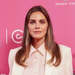 Amaia Salamanca inaugura el Rosa Market de Solán de Cabras con la Asociación Española Contra el Cáncer