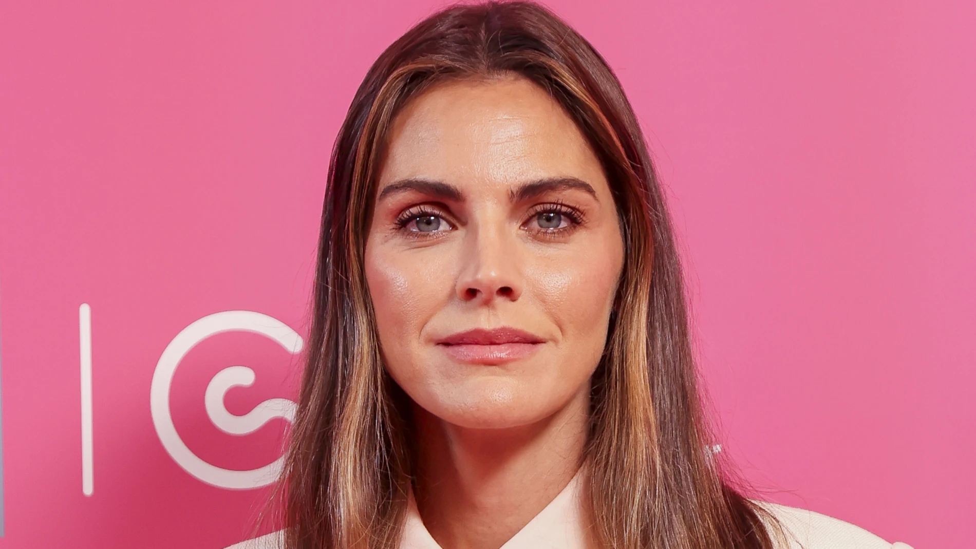Amaia Salamanca inaugura el Rosa Market de Solán de Cabras con la Asociación Española Contra el Cáncer