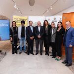 El alcalde de Valladolid, Jesús Julio Carnero; la concejala Blanca Jiménez; y el , el embajador de la India en España Dinesh K. Patnaik, presentan "Mudras"