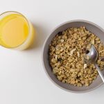 Beber un vaso de zumo de naranja todos los días ayuda a mantener la salud ósea 