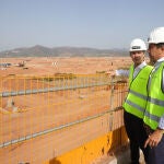 El presidente de la Generalitat, Carlos Mazón, durante una de sus visitas a las obras de la gigafactoría